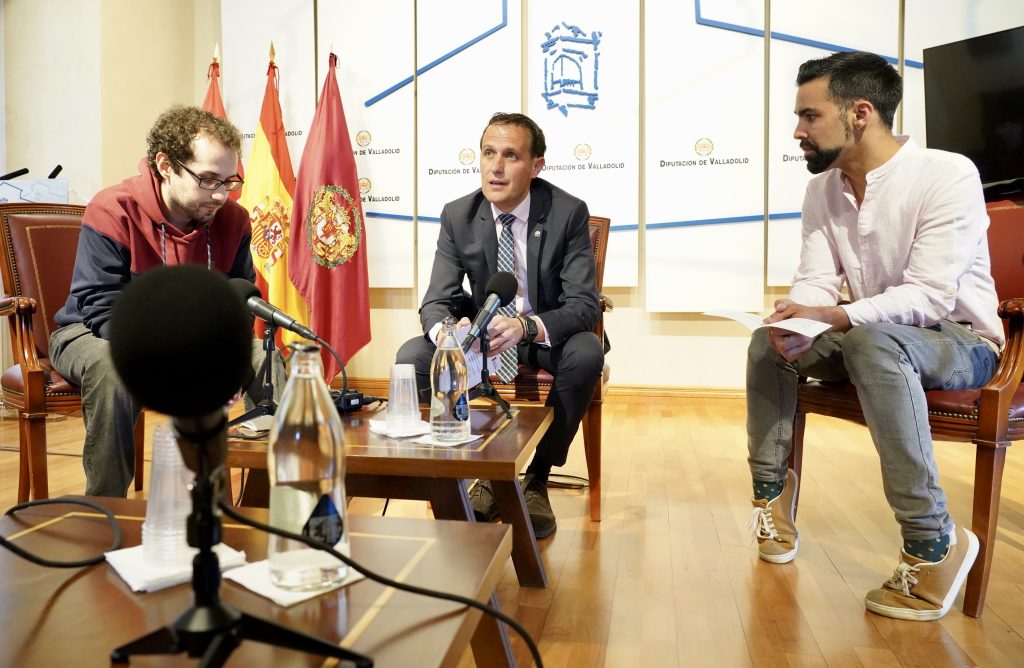 Jóvenes de ASPAYM CYL entrevistan a Conrado Íscar con motivo del Día de Europa