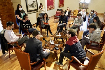Jóvenes de ASPAYM CYL entrevistan a Conrado Íscar con motivo del Día de Europa