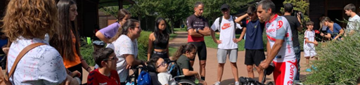 Los ciclistas de los retos solidarios visitan el Campamento ASPAYM