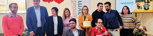 Miembros de la Junta Directiva de ASPAYM CYL Juventud y de otras entidades posan en la presentación del 20º aniversario