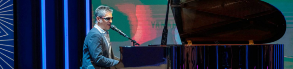 El artista Serafín Zubiri tocando el piano en una de sus actuaciones en Eurovisión