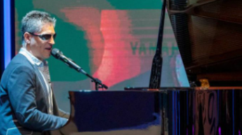 El artista Serafín Zubiri tocando el piano en una de sus actuaciones en Eurovisión