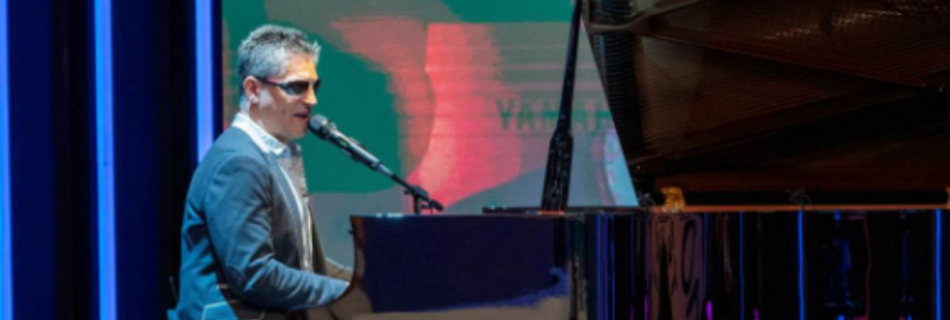 El artista Serafín Zubiri tocando el piano en una de sus actuaciones en Eurovisión