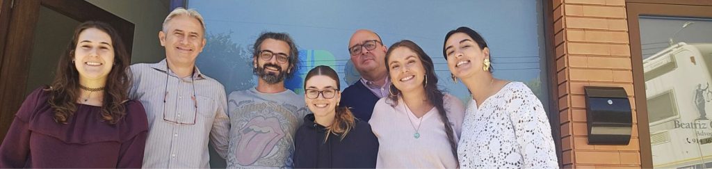 Representantes de las organizaciones socias del proyecto europeo VolunTrek posan para la cámara.