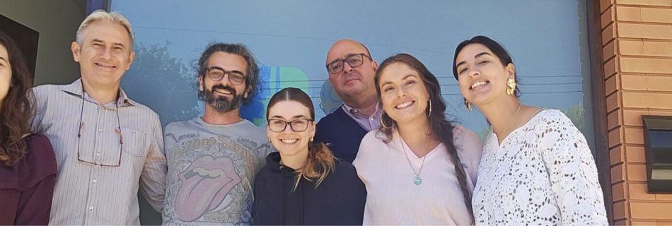 Representantes de las organizaciones socias del proyecto europeo VolunTrek posan para la cámara.