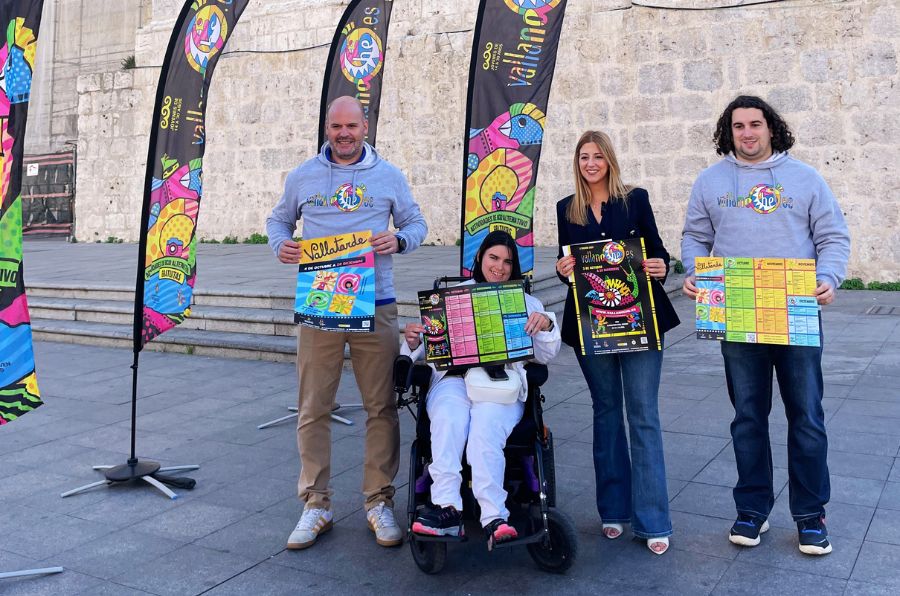 Lucia Puerta, vicepresidente de ASPAYM castilla y León Juventud, junto con Carolina del Bosque, concejala de Juventud del Ayuntmiento de Valladolid, y técnicos del programa Vallatarde y Vallanoche.
