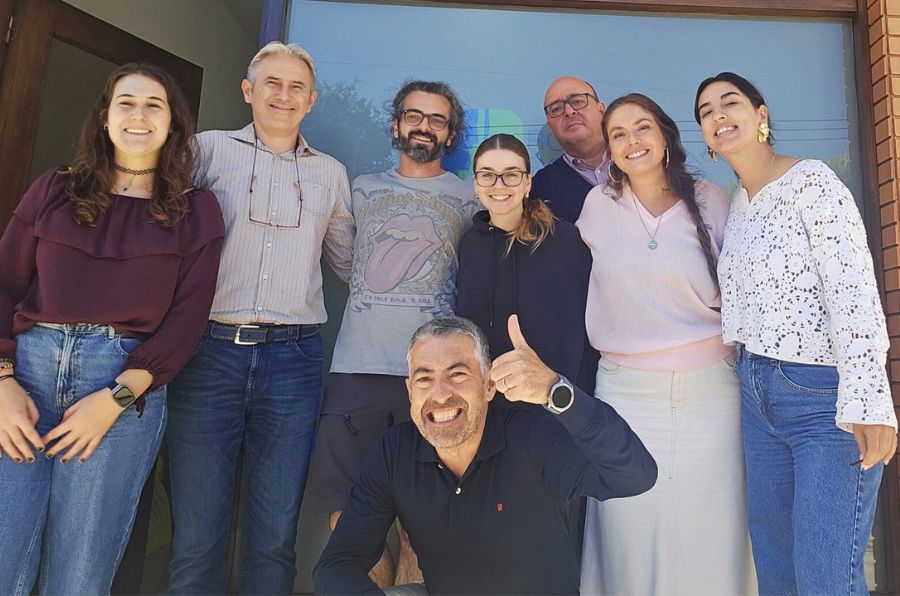 Representantes de las organizaciones socias del proyecto europeo VolunTrek posan para la cámara.