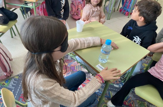 Niños durante una de las actividades del taller Acércate a la discapacidad